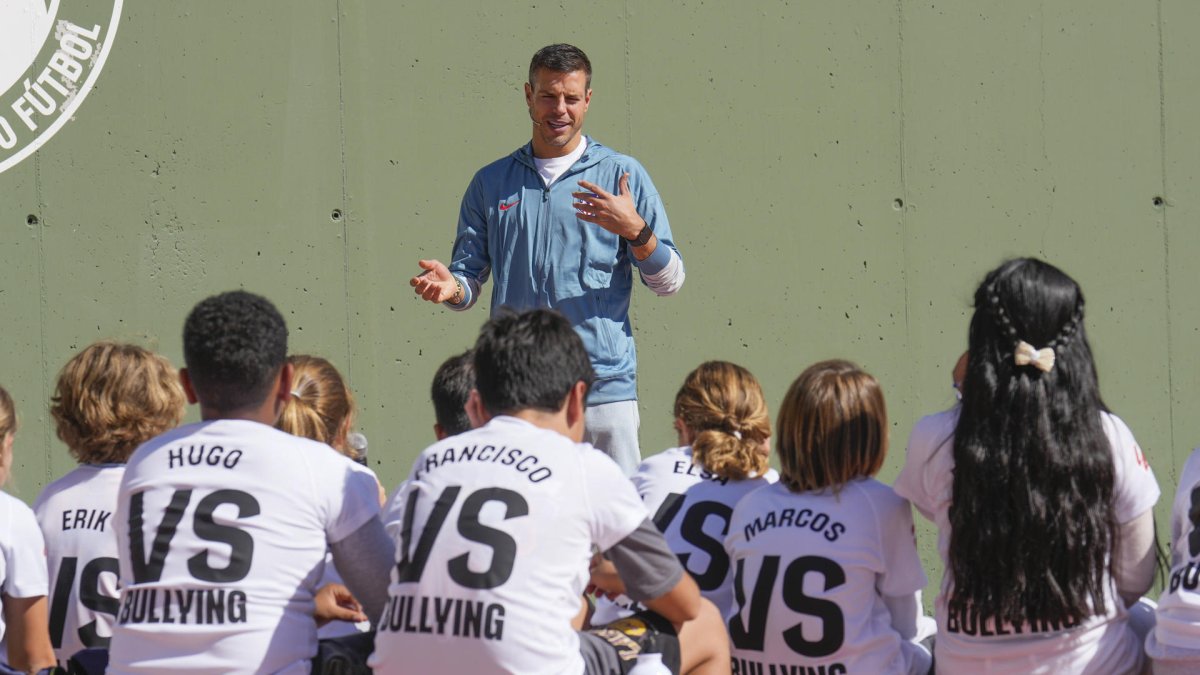 El defensa del Atlético de Madrid César Azpilicueta participa en el acto de inicio de la campaña contra el acoso escolar en centros escolares organizada por LaLiga EA Sports, este jueve. EFE/ Borja Sanchez-Trillo