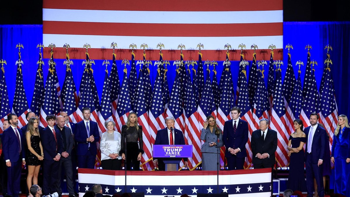 El candidato republicano a la Presidencia estadounidense, Donald Trump, se dirige a sus seguidores en el Centro de Convenciones de West Palm Beach, en Florida, el 6 de noviembre de 2024. EFE/EPA/CRISTOBAL HERRERA-ULASHKEVICH