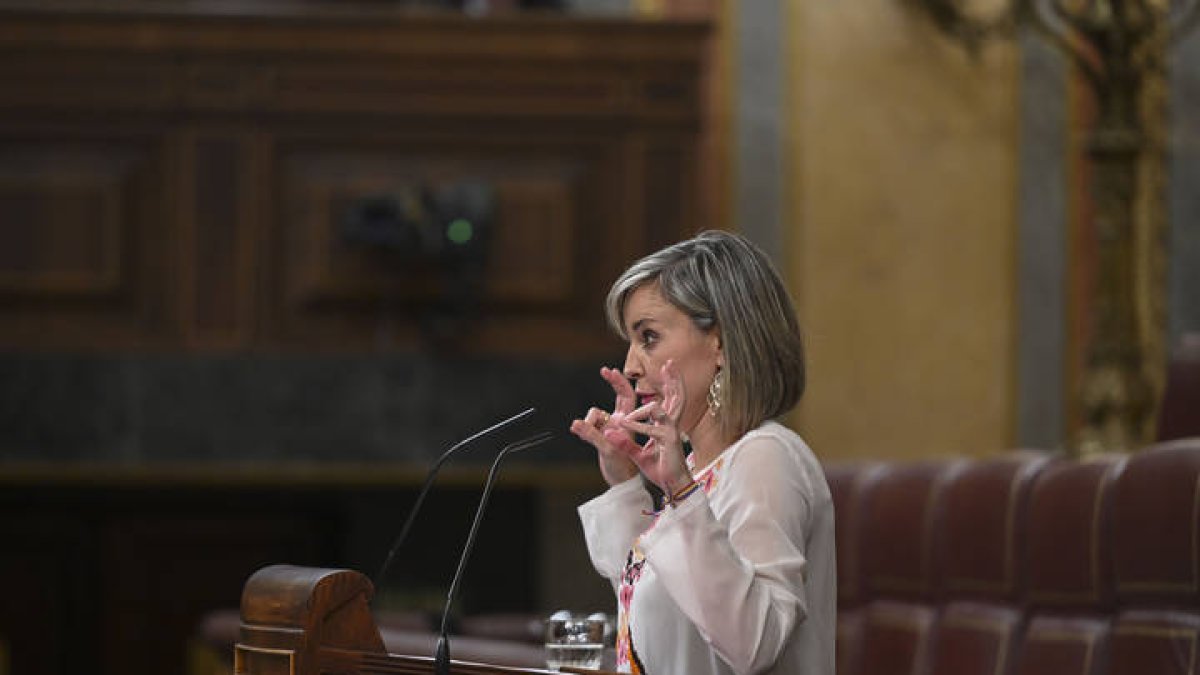 La diputada de Sumar Verónica Martínez Barbero interviene en el pleno del Congreso, este martes en Madrid.