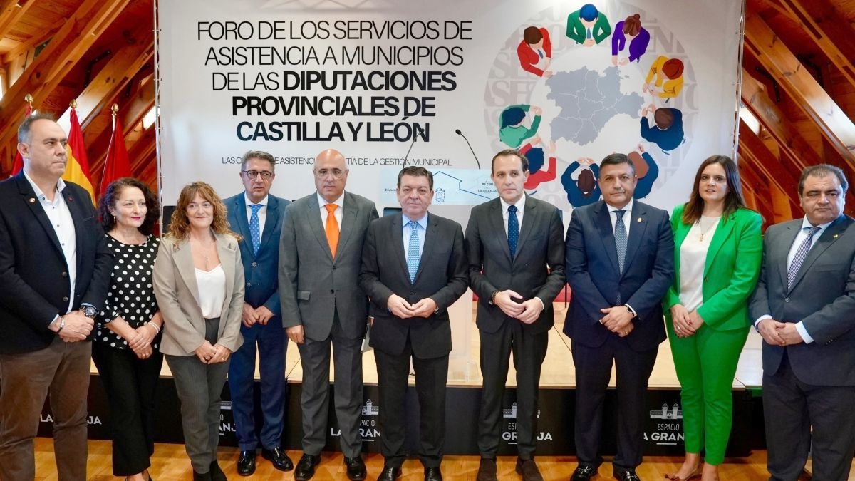 Representantes de las diputaciones en el foro de la Junta. dl