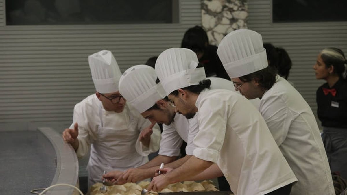 Alumnos de la escuela de cocina preparan los menús.