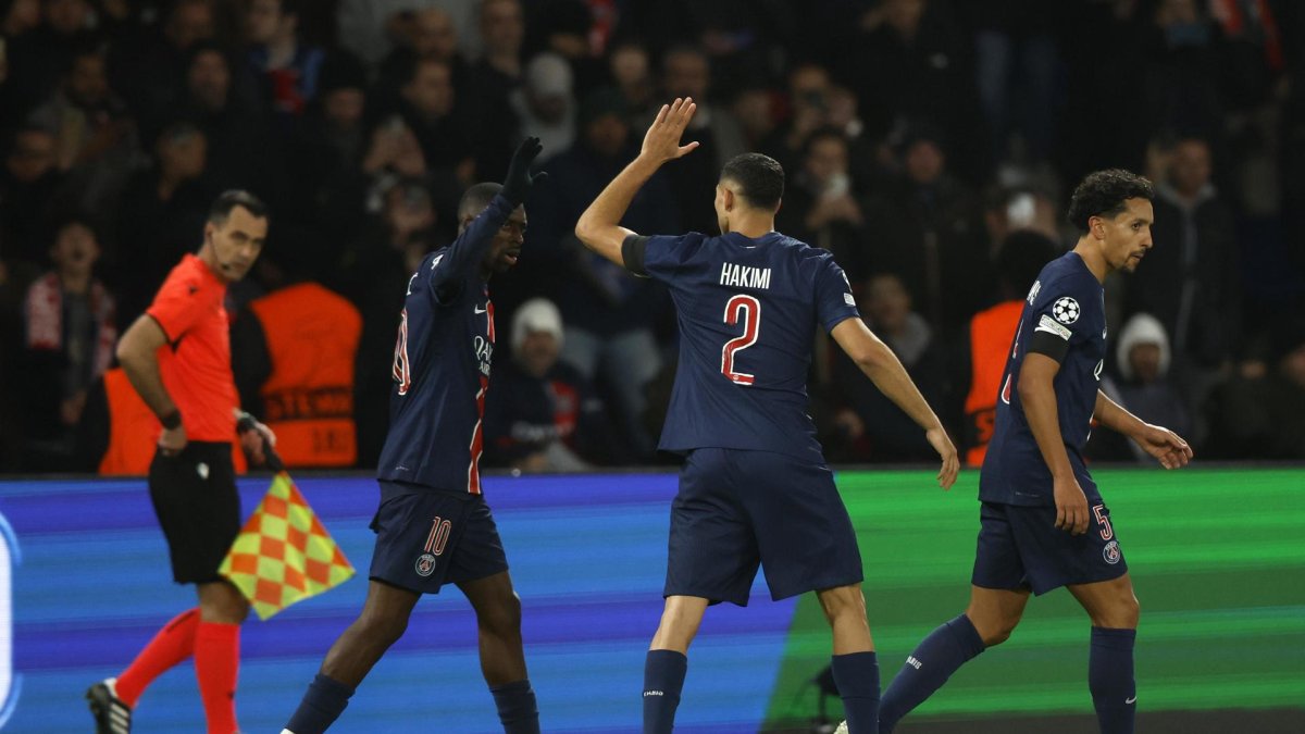 Los jugadores del PSG Ousmane Dembele (I) y Achraf Hakimi (c) celebran el 1-0 durante el partido de la UEFA Champions League entre Paris Saint-Germain y Atletico Madrid, en París, Francia. EFE/EPA/MOHAMMED BADRA
