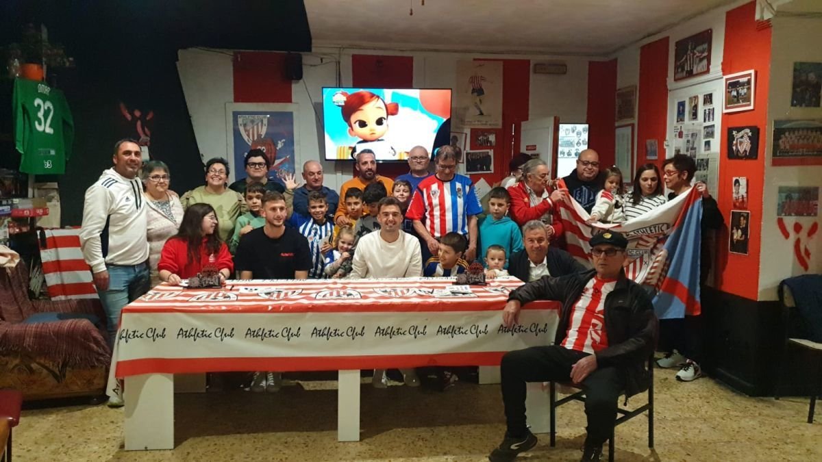 Markel y Andoni, con los miembros de la peña del Athletic Club del Bierzo. fROC