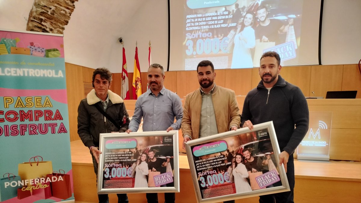 El concejal de Comercio de Ponferrada  la directiva de El Centro Mola, en la presentación del Black Friday.