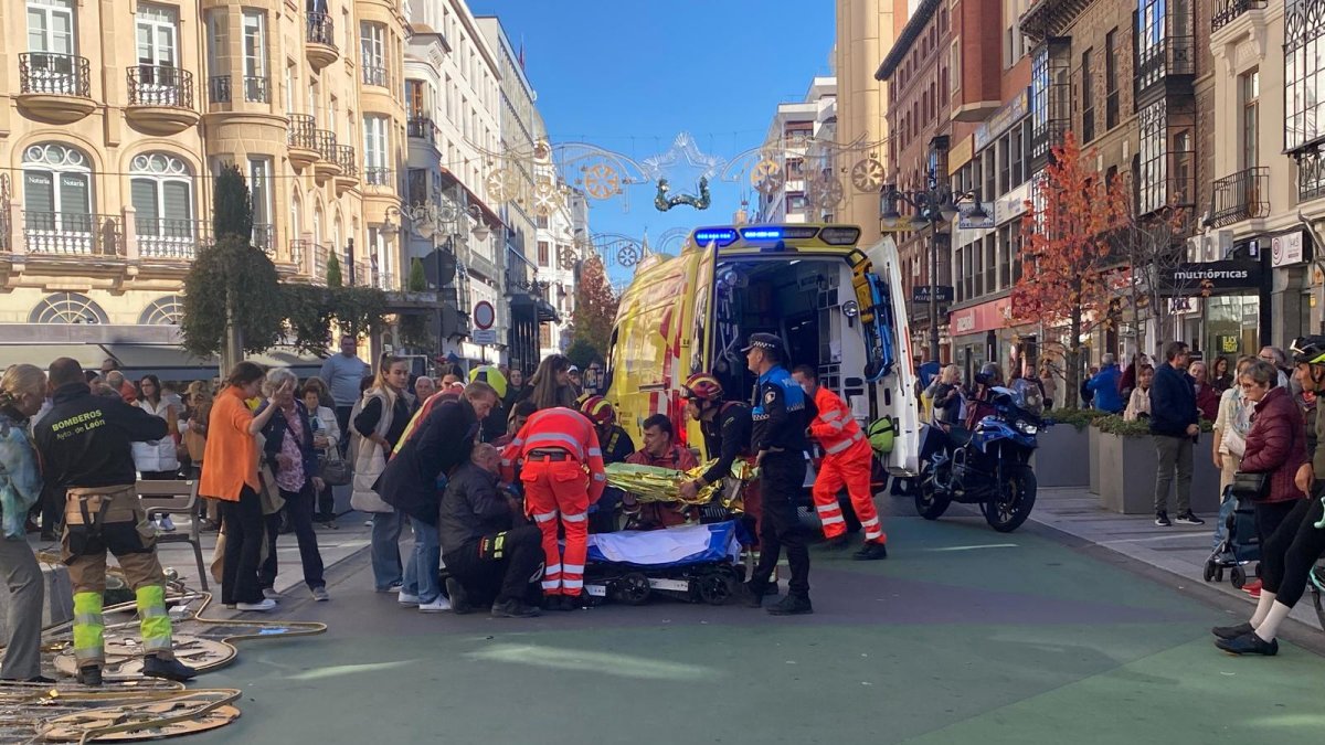 Los servicios de emergencia atienden a un herido por la caída de parte de la decoración navideña en Ordoño.