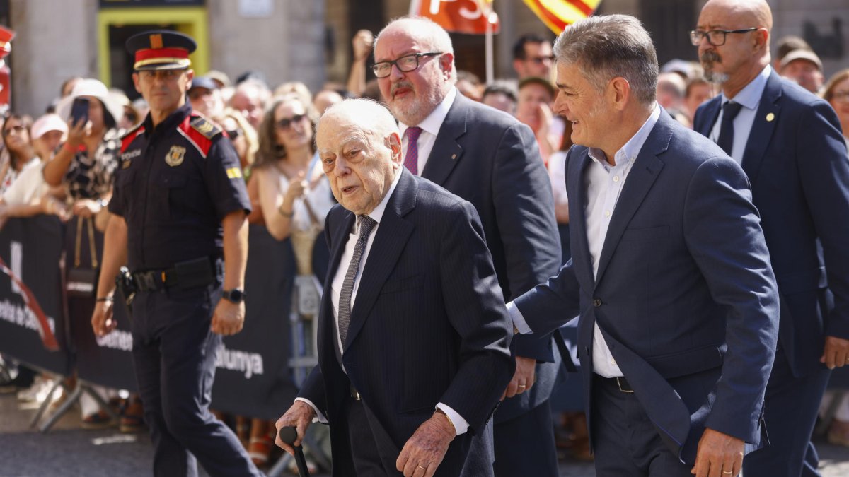 Imagen de archivo del expresidente catalán Jordi Pujol (2i) su llegada a la toma de posesión de Salvador Illa como presidente de la Generalitat.
                       EFE/ Quique Garcia