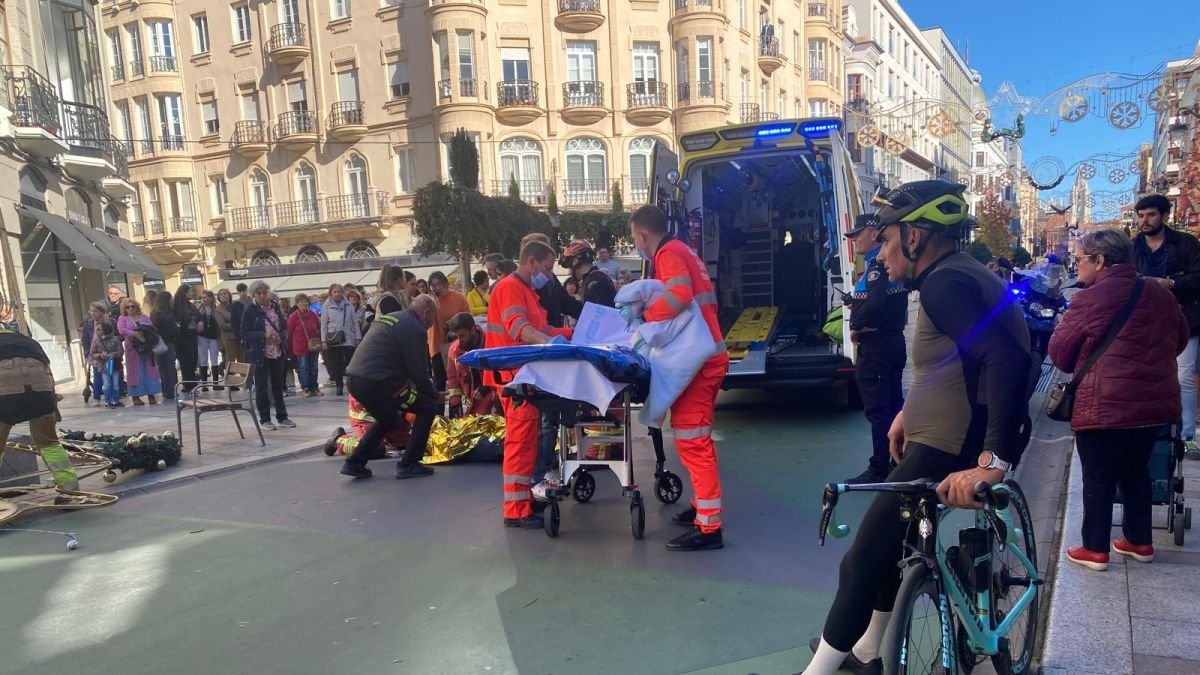 Los servicios de emergencias atendieron al herido. zam (Hasta el lugar acudió la Policía Local y el 112. zam)