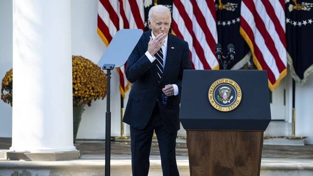 Joe Biden lanza un beso tras pronunciar su discurso en los jardines de la Casa Blanca, ayer. Graeme Solana