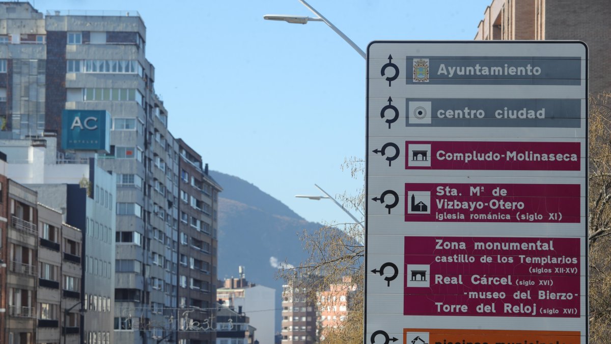 Nueva señalización en una de las avenidas del centro de la ciudad de Ponferrada.