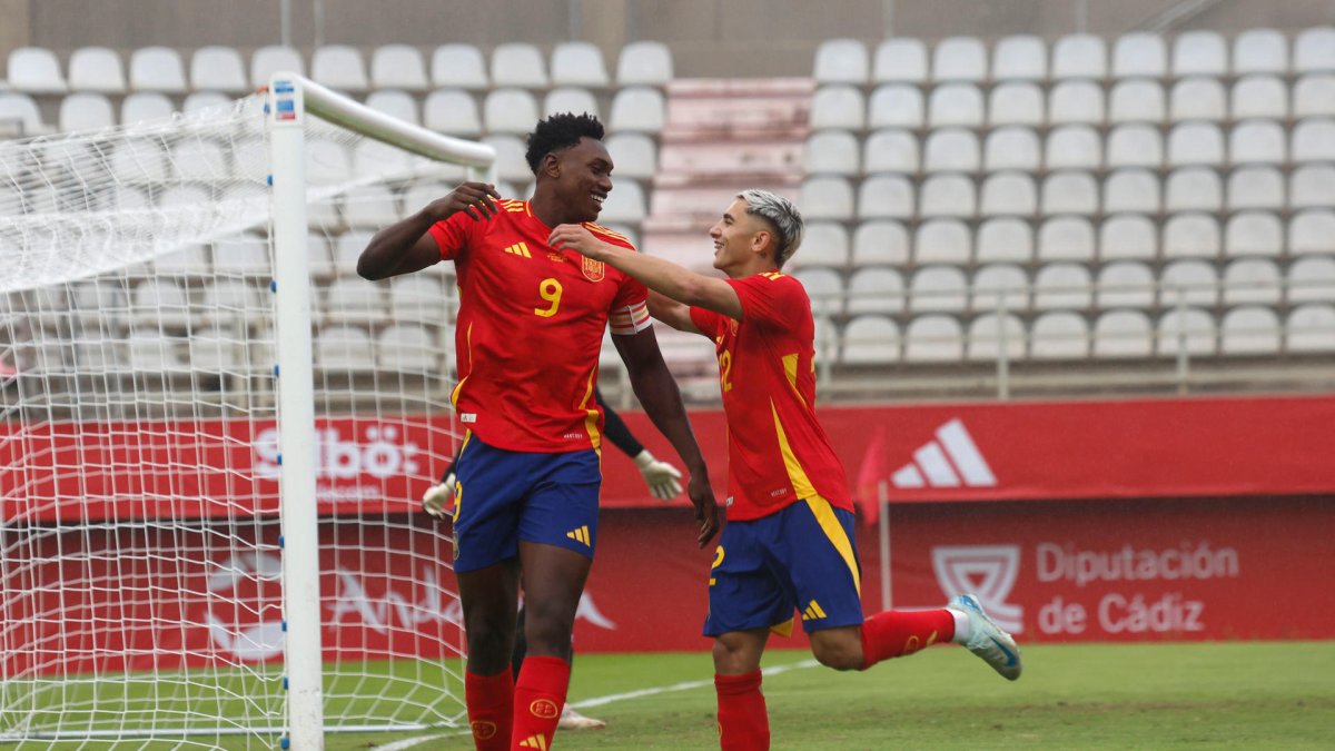 Samuel Omorodion (i), en la imagen celebrando un gol con la selección sub-21. A.Carrasco Ragel