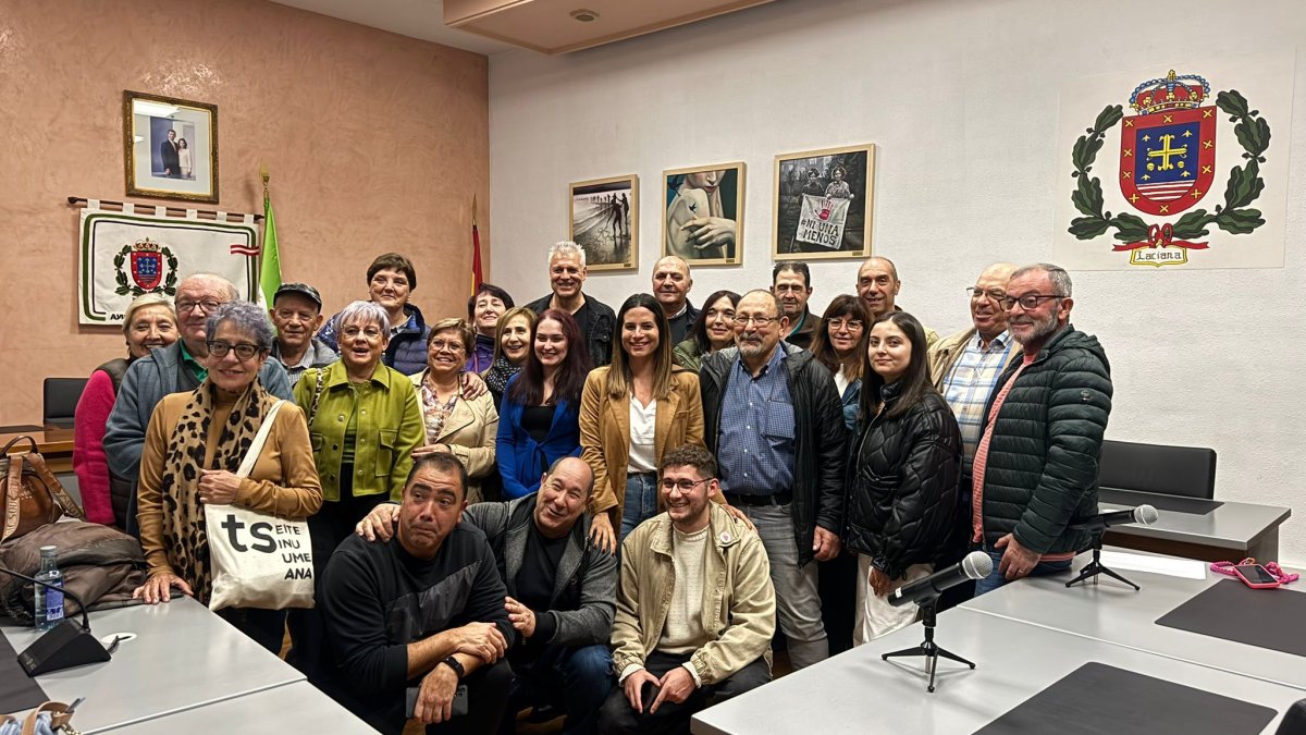 Foto de familia después de la propuesta.