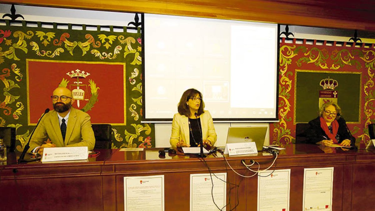 Héctor Aláiz, Raquel Domínguez y Aurelia Álvarez en la inauguración