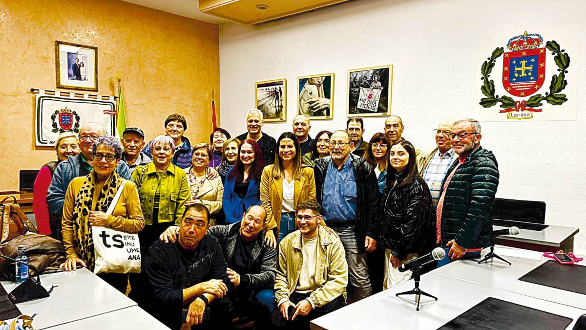 Foto de familia después de la presentación de la proposición no de ley.