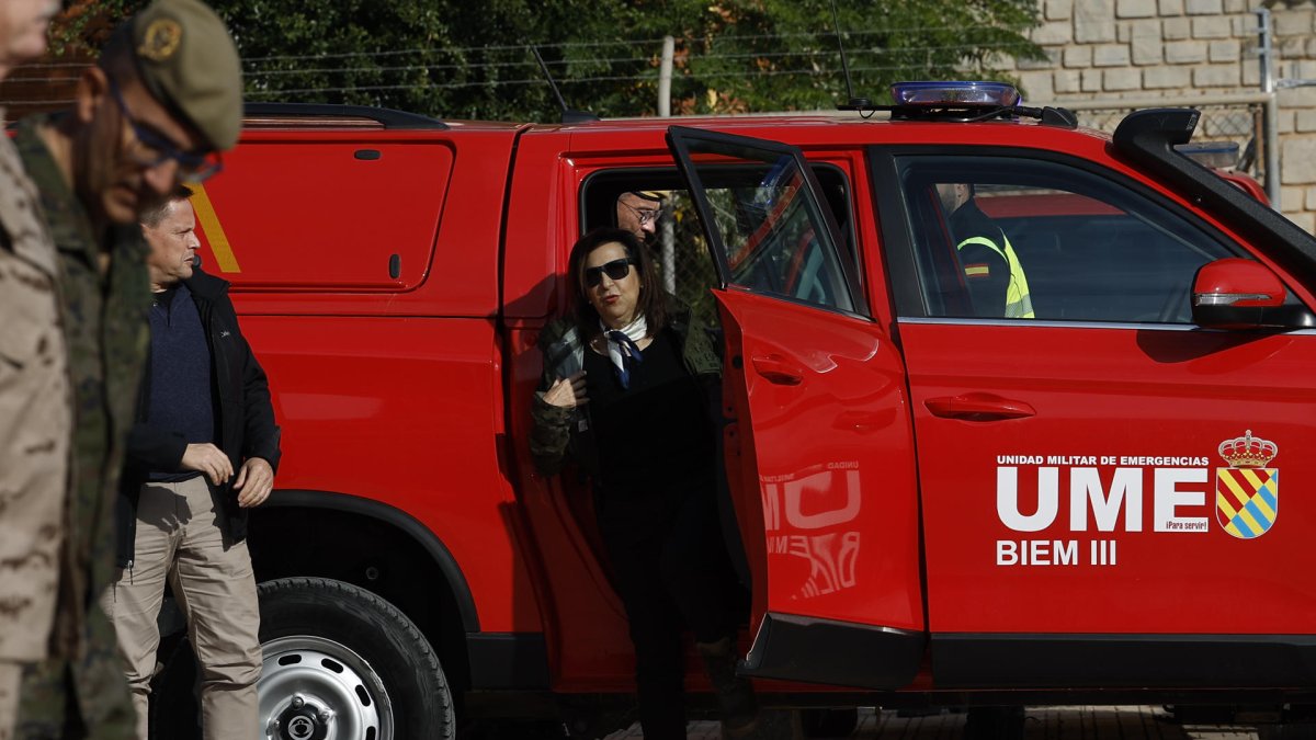 La ministra de Defensa, Margarita Robles, a su llegada este sábado a la Base Militar 'Jaime I' durante su visita con motivo de la actuación en la dana. EFE/Chema Moya
