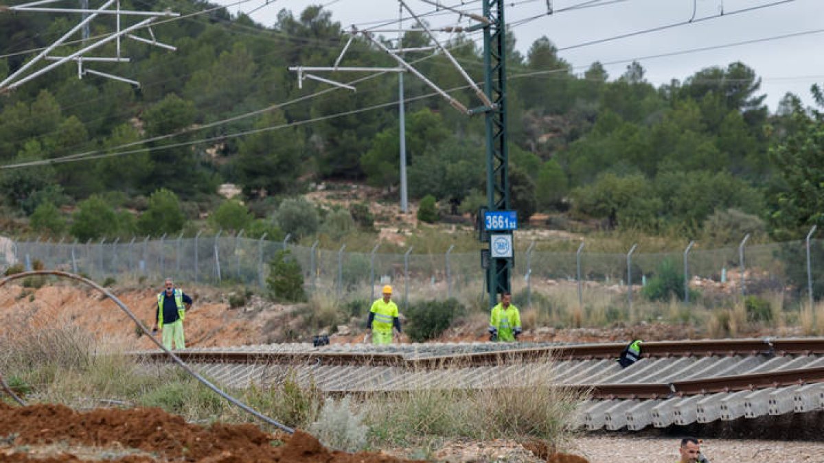 Operarios trabajan en las vías de AVE a su paso por Chiva tras la Dana que asoló el sureste español y causó más de un centenar de muertos.