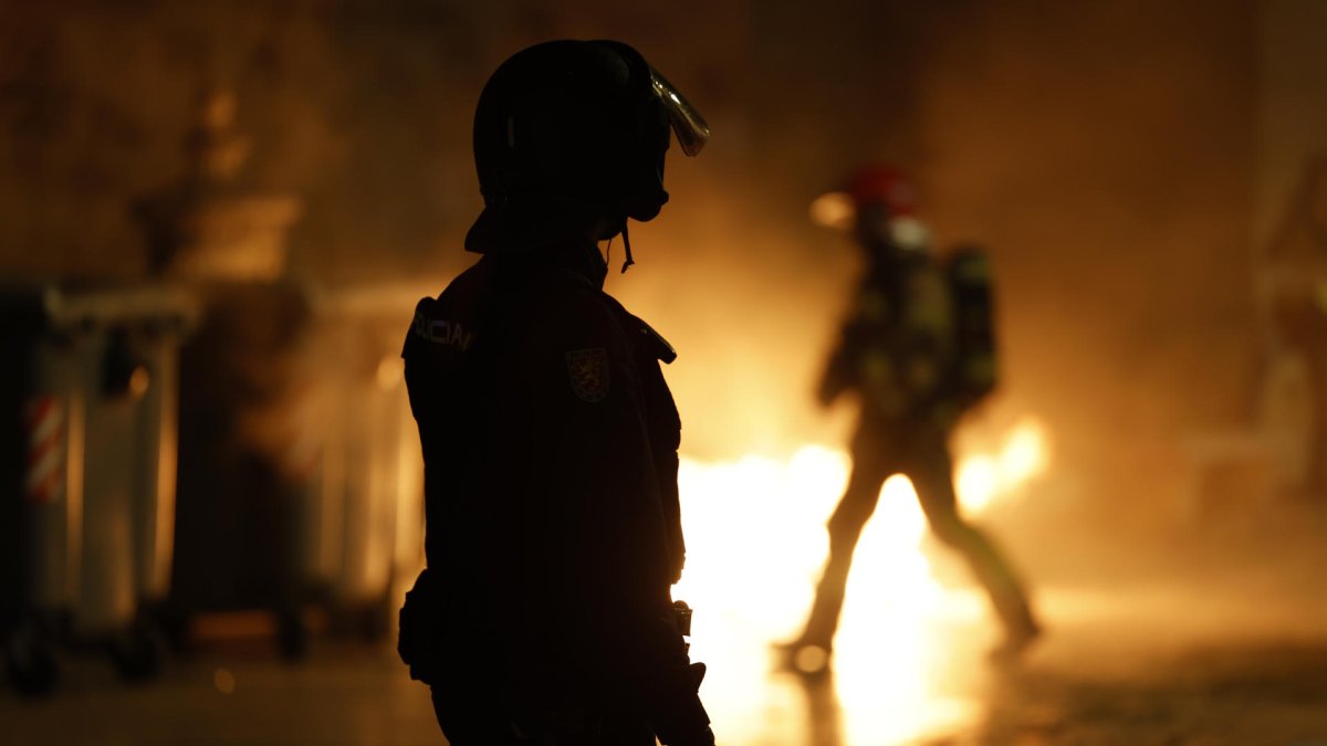 Un agente de la policía Nacional en la plaza de Virgen, en Valencia, tras la manifestación en la que cerca de 40 organizaciones sociales, cívicas y sindicatos de izquierda de la Comunitat Valenciana han marchado este sábado en protesta por la gestión de la dana y con el lema