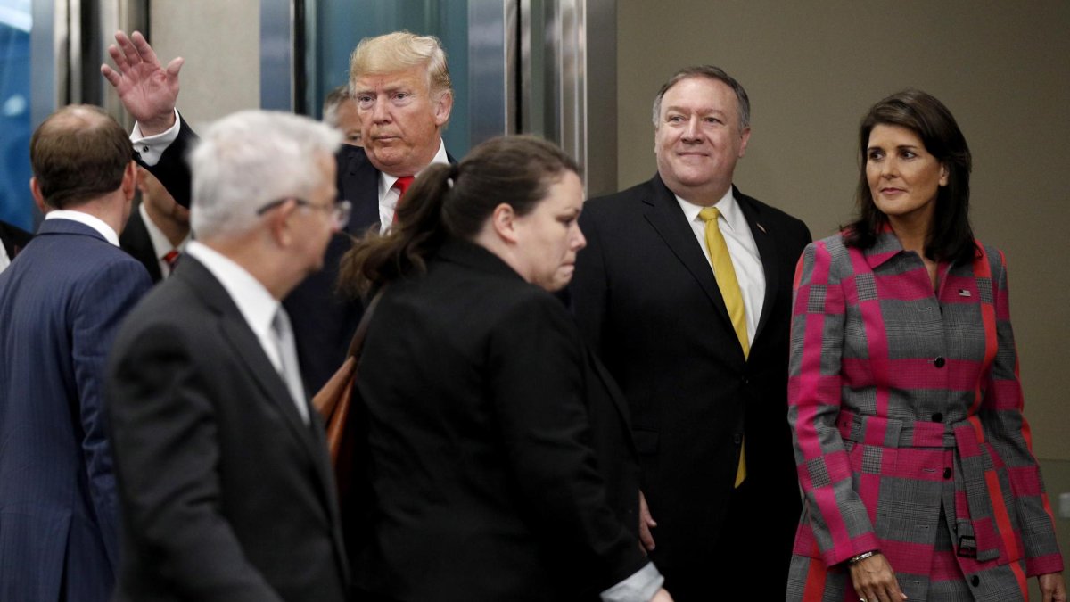  Donald Trump (c, al fondo), junto al secretario de Estado de ese momento, Mike Pompeo (2-d), y de la entonces embajadora de EE.UU. ante Naciones Unidas, Nikki Haley (d). EFE/ Justin Lane