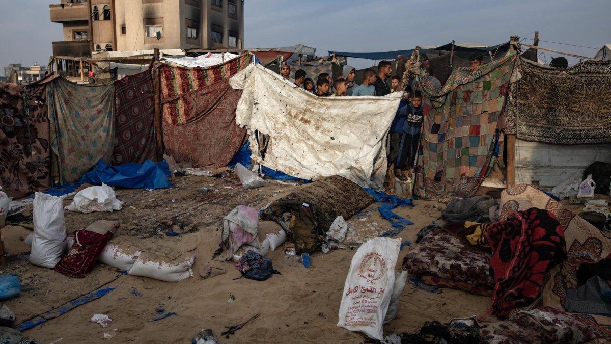 Palestinos inspeccionan sus tiendas después de un ataque aéreo israelí en Khan Yunis, en el sur de la Franja de Gaza, 09 de noviembre de 2024.
EFE/EPA/HAITHAM IMAD