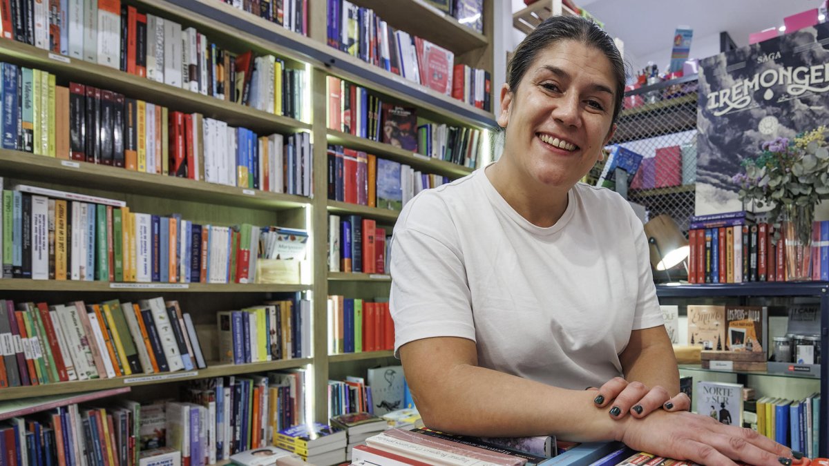 La gerente de Hijos de Santiago Rodríguez, Lucía Alonso, defiende en una entrevista con la Agencia EFE que ser librero es una de las formas más honradas de ganarse la vida.. EFE/ Santi Otero