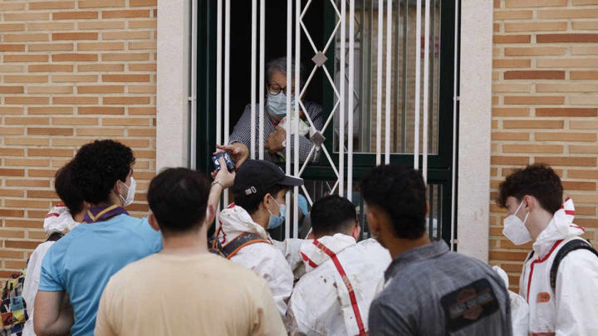 Voluntarios reparten comida a los vecinos en Paiporta, Valencia, este jueves.