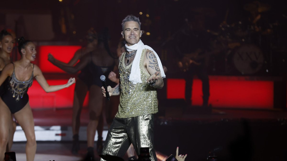 Imagen de archivo del británico Robbie Williams durante una actuación en Santiago de Compostela. EFE/Lavandeira jr