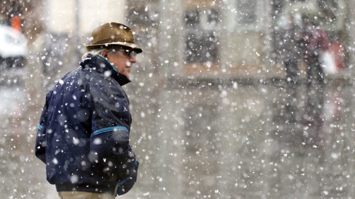 Archivo - Un hombre camina mientras nieva, a 23 de febrero de 2023, en Valladolid, Castilla y León (España).