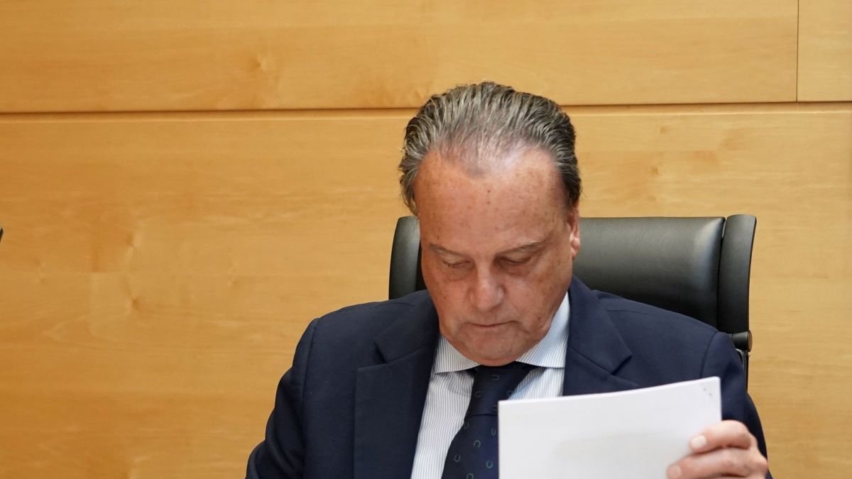 El presidente del Tribunal de Cuentas, Mario Amilivia, antes de intervenir en la comisión de las Cortes. rubén cacho