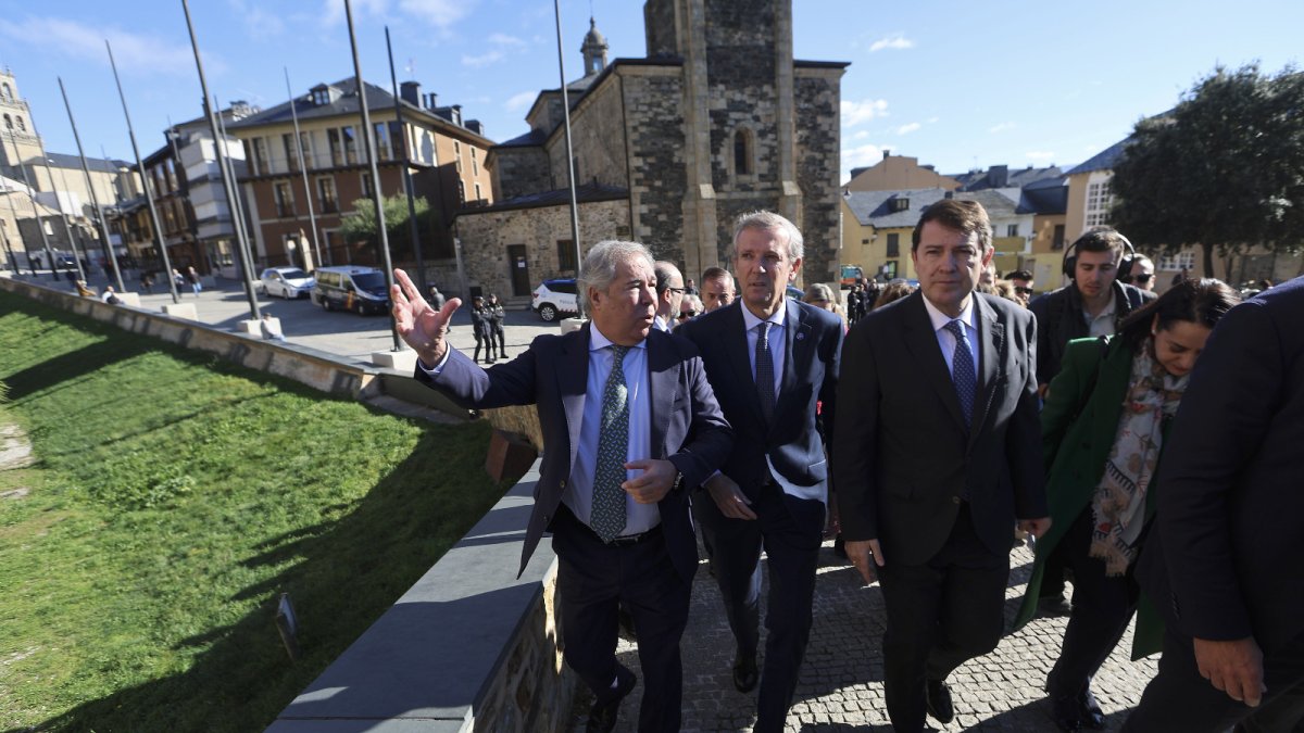 Sánchez Torné acompaña a Rueda y Mañueco en la entrada del Castillo de Ponferrada.