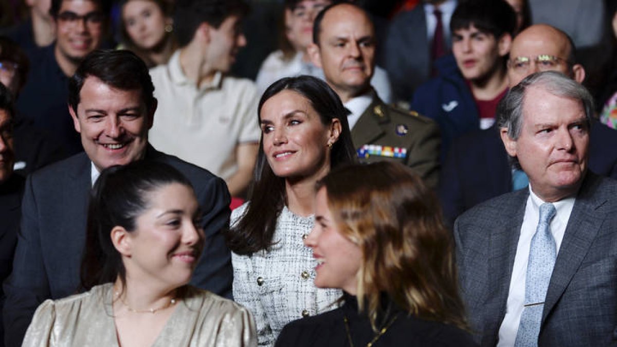 La reina Letizia, acompañada por el presidente de la Junta de Castilla y León, Alfonso Fernández Mañueco, durante una jornada del 'Tour del talento' en Valladolid el pasado año.