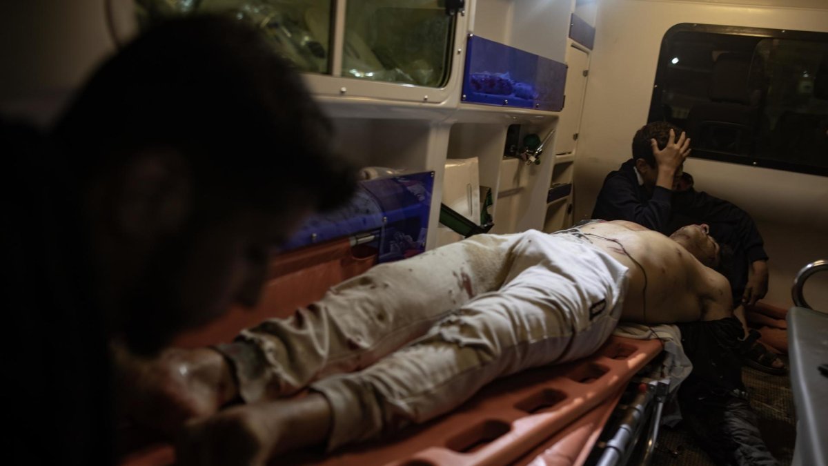 Un palestino es trasladado en ambulancia al hospital de Nasser tras los últimos bombardeos de Israel en la Franja de Gaza en el que al menos 15 palestinos han muerto y varios han resultado heridos. EFEHaitham Imad 