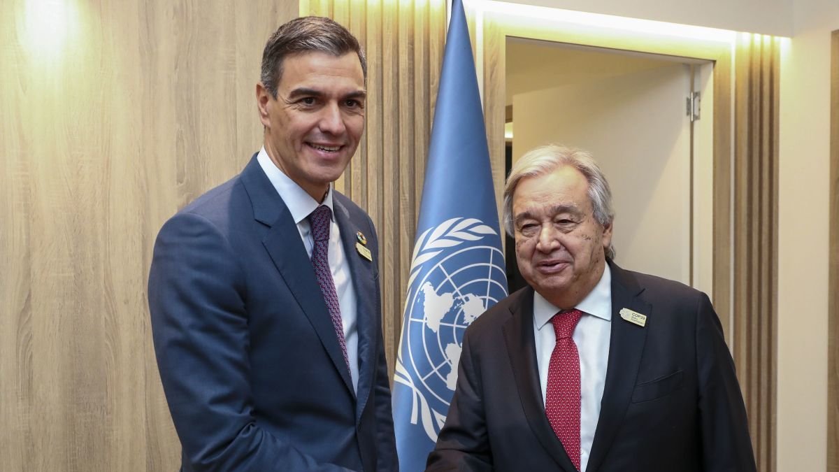 Pedro Sánchez y Antonio Guterres se dan la mano en la cumbre del clima. FERNANDO CALVO