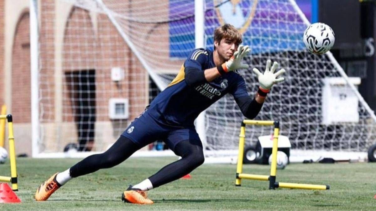 El rendimiento de Fran González recibe el premio de ir con la selección española sub-21. EFE