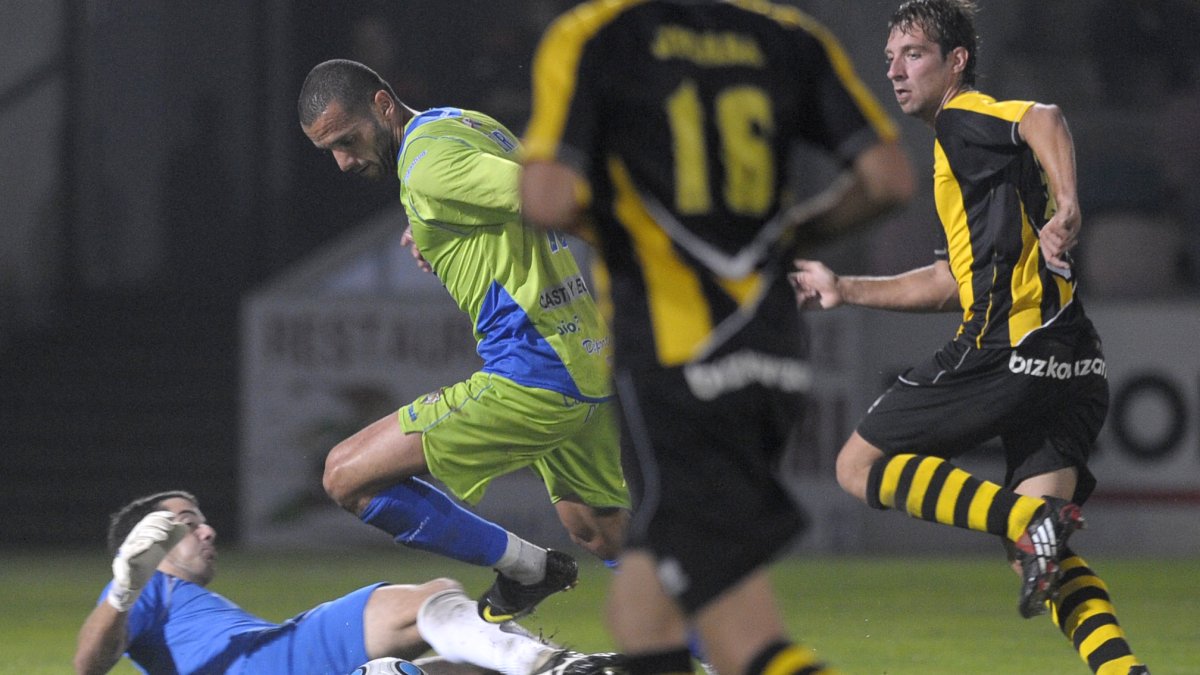 Yuri se va de Etxebarrieta para marcar en Lasesarre su primer gol como jugador de la Deportiva hace 25 años.