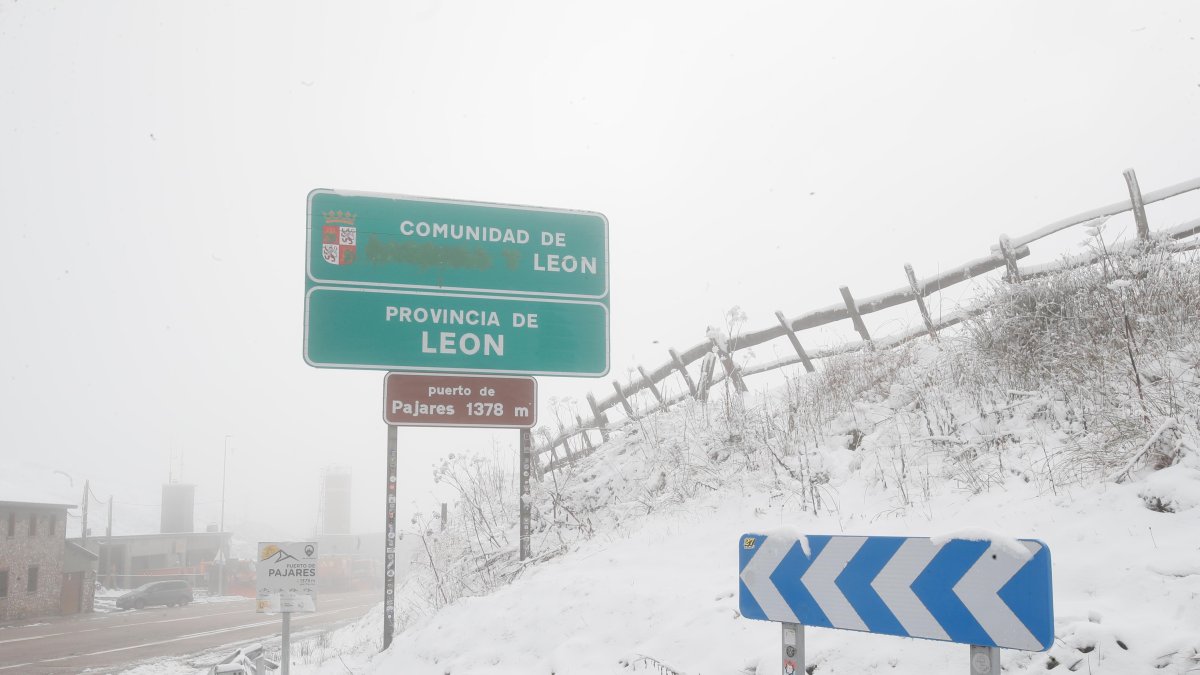 Acceso al puerto de Pajares nevado.