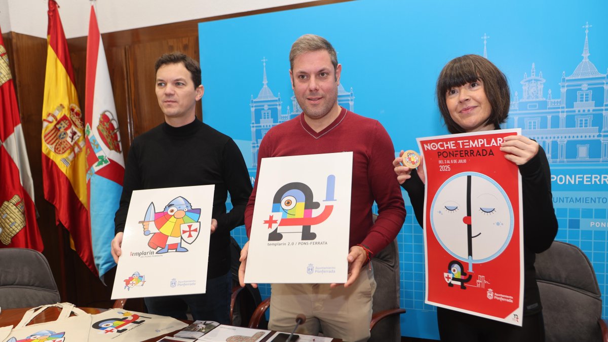 Iván Alonso, con la nueva imagen del 'Templarín', entre dos técnicos del Ayuntamiento.