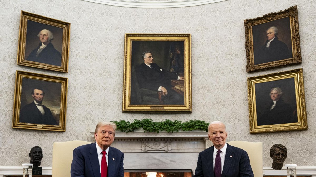 El presidente de los Estados Unidos, Joe Biden, y el presidente electo, Donald Trump, durante su reunión en la Oficina Oval de la Casa Blanca en Washington, DC, EE.UU. EFE/EPA/AL DRAGO / POOL