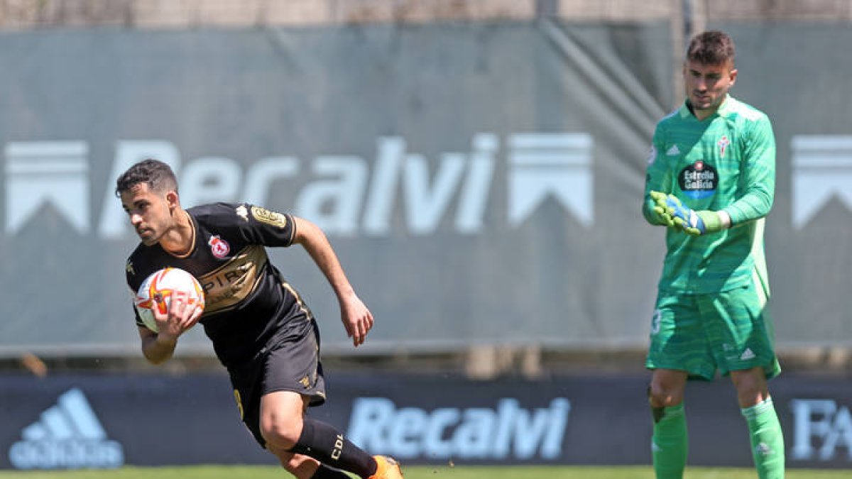 La Cultural volverá a jugar en las instalaciones de Barreiro. En la imagen en el partido de la temporada 2021-2022 con el ya exculturalista Alberto Solís.