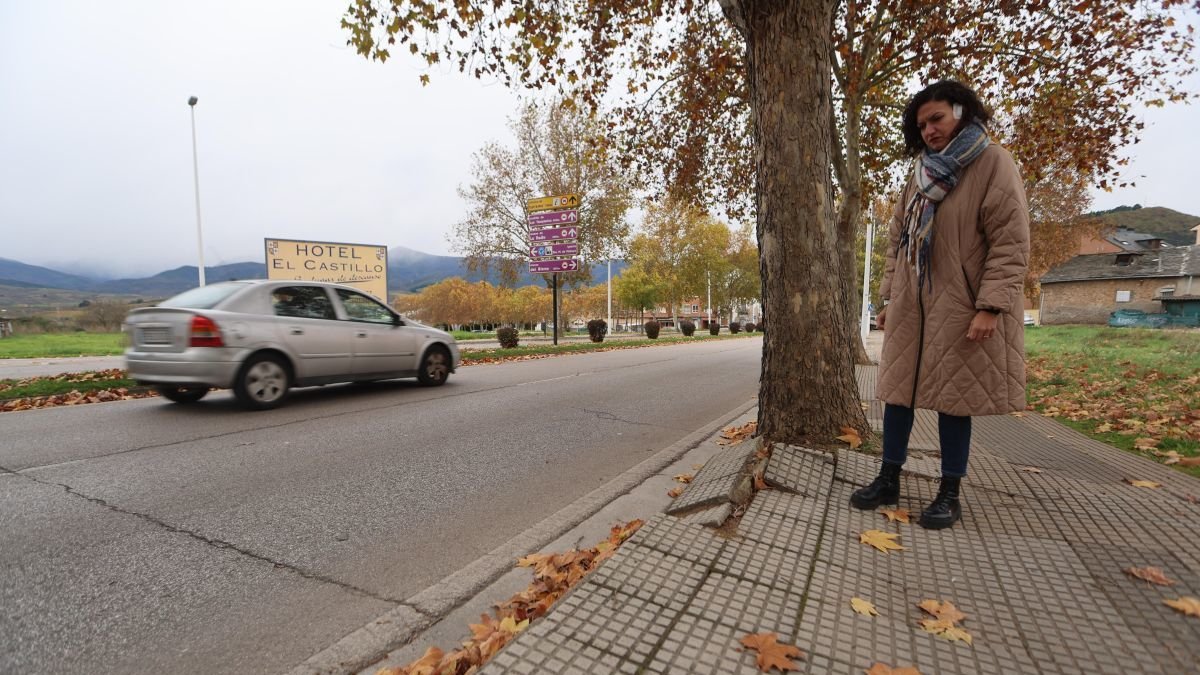 Lidia Coca, en su visita a la zona de la avenida del Castillo donde se renovarán aceras y asfaltado. DE LA MATA
