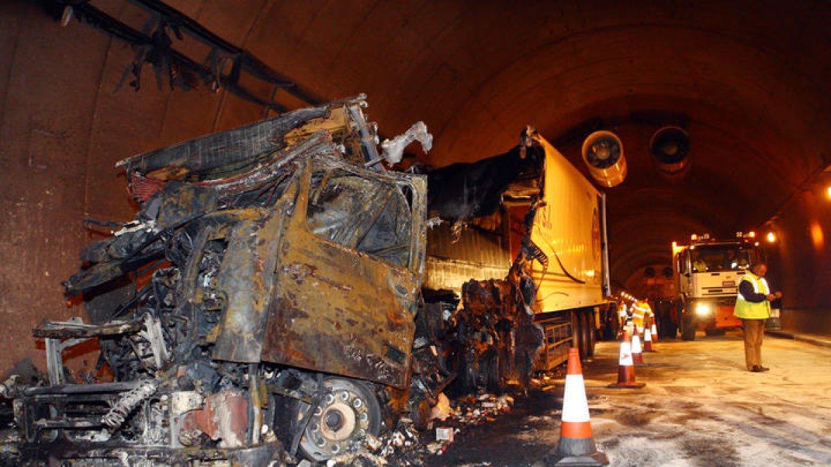 29/04/2008: Dos camiones colisionan y arden en el interior del túnel del Negrón, en la autopista del Huerna, sin víctimas.