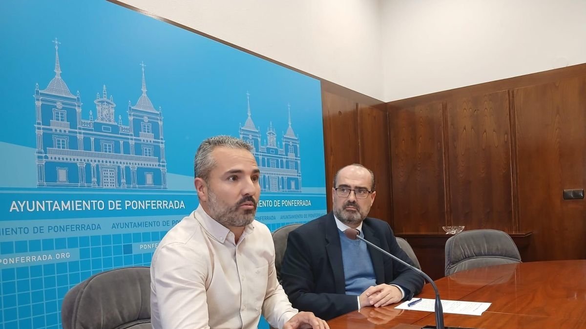 David Pacios, en primer término, y Marco Morala, este jueves durante la presentación de los nuevos programas de empleo. DL