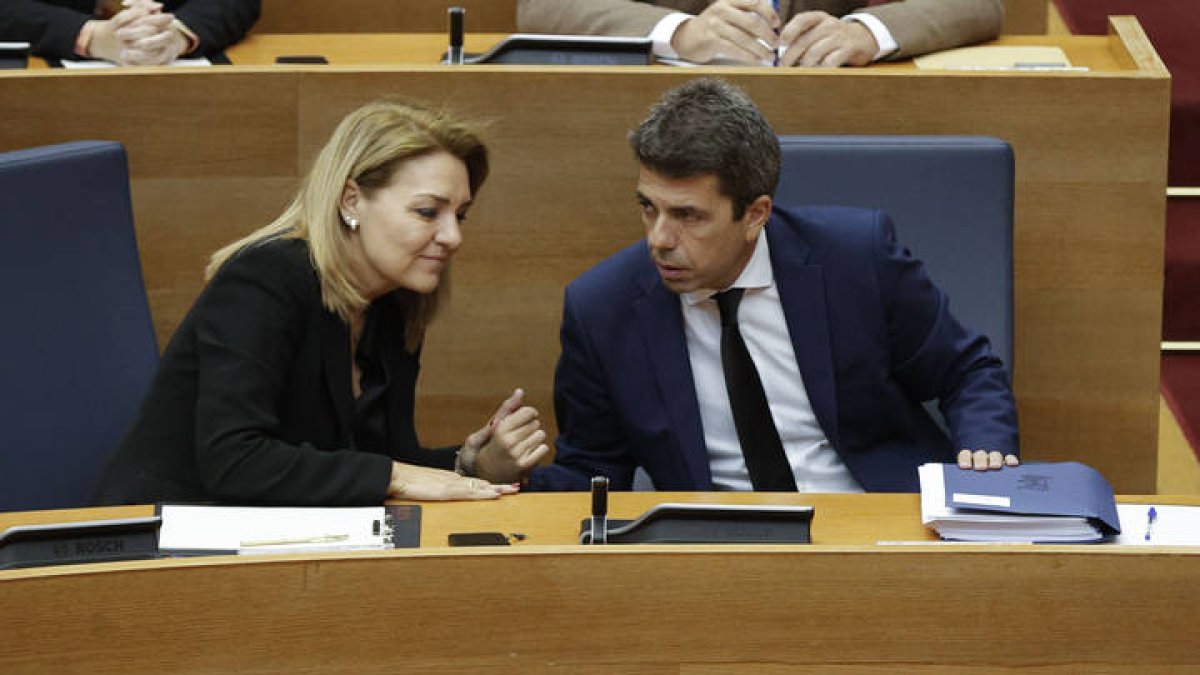 El president de la Generalitat, Carlos Mazón y la vicepresidenta, Susana Camarero, durante el pleno de este viernes en el que Mazón r