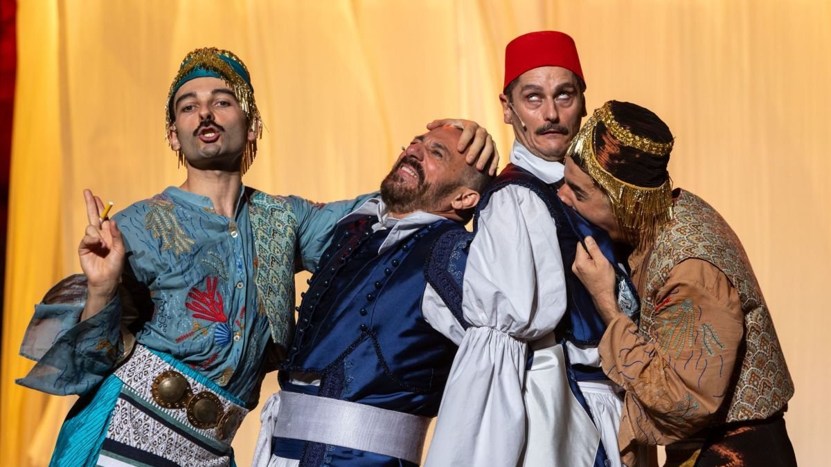 El elenco de actores de ‘La comedia de los errores’, encabezado por Pepón Nieto. dl (Uno de los momentos de la función. dl)