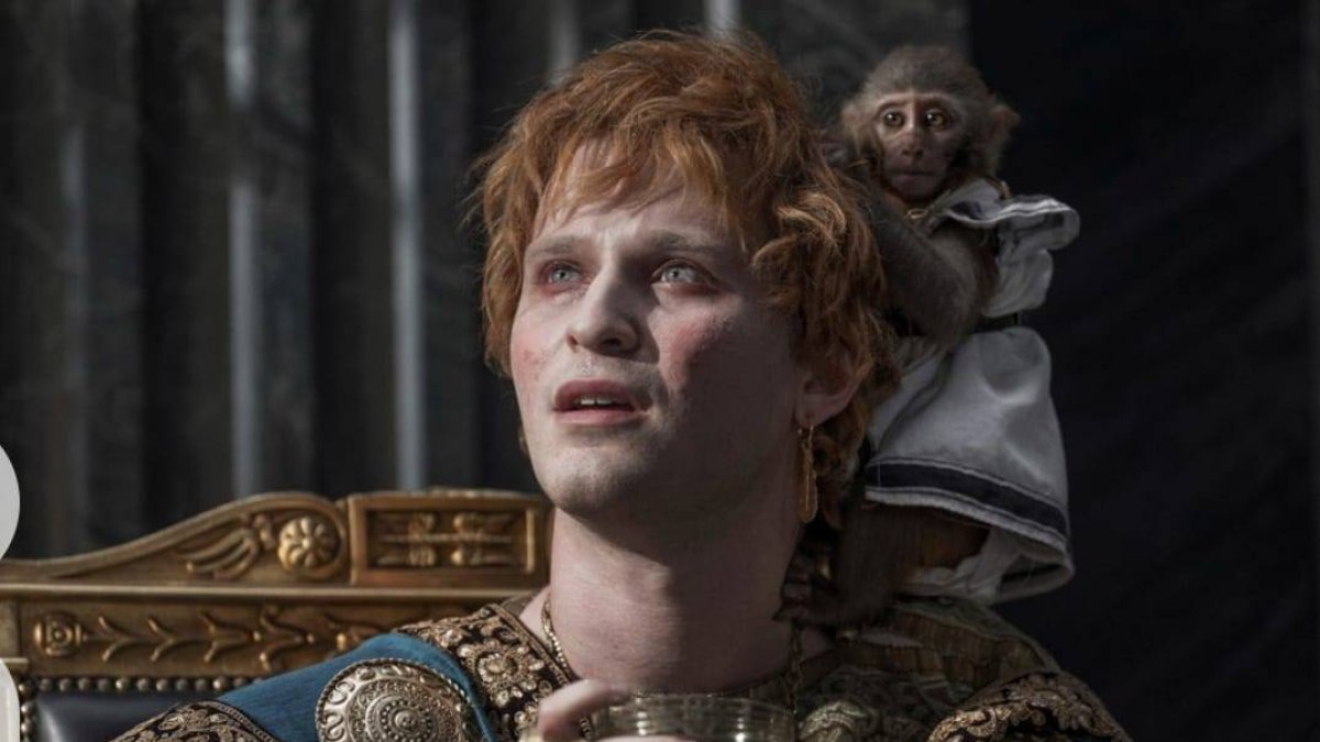 Fotograma de 'Gladiator II'. El vestido del mono lo pintó Rut Villamagna, así como el trono.