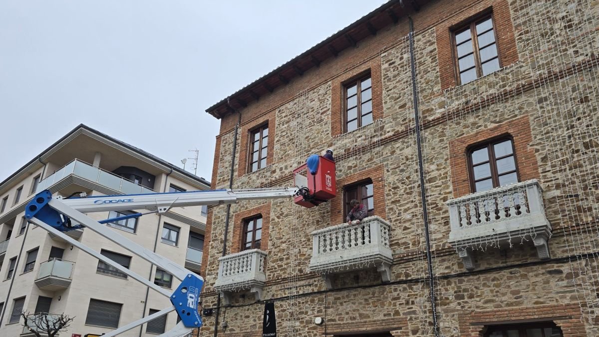 Una grúa instala la iluminación. dl