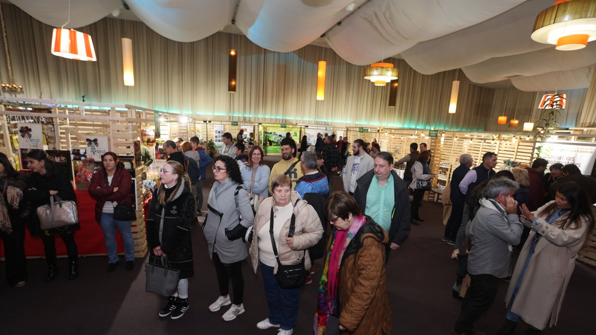 Imagen de la primera jornada de la feria, con buen ambiente en los stands
