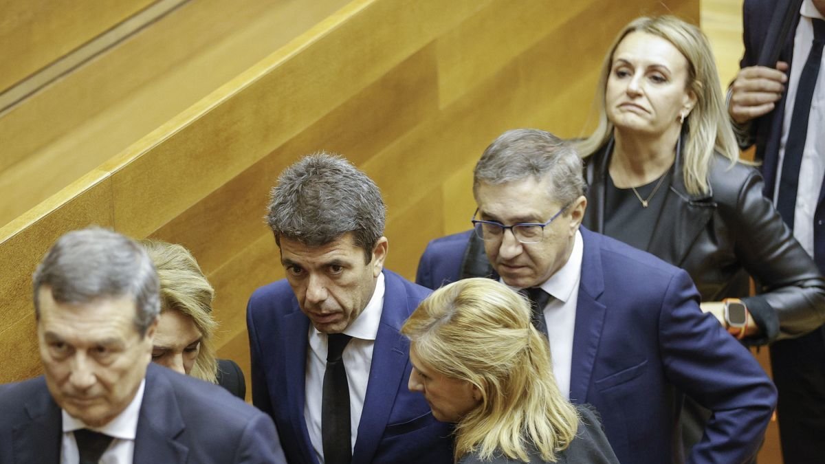Carlos Mazón sale de las Cortes valencianas tras el pleno en el que tuvo que rendir cuentas de la dana. Manuel Bruque