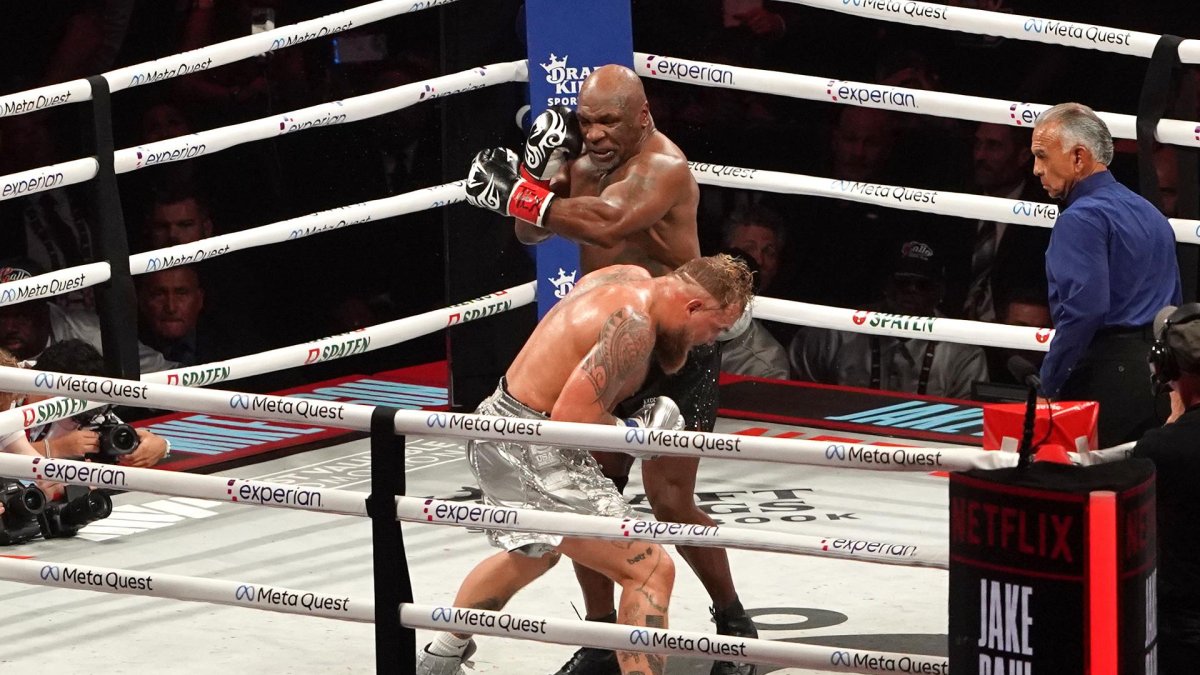 El boxeador estadounidense Jake Paul (i) en acción ante Mike Tyson. EFE/DUSTIN SAFRANEK