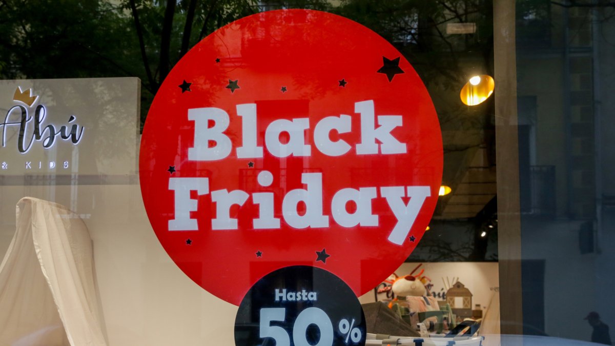 Archivo - Cartel publicitario del Black Friday que anuncia descuentos.