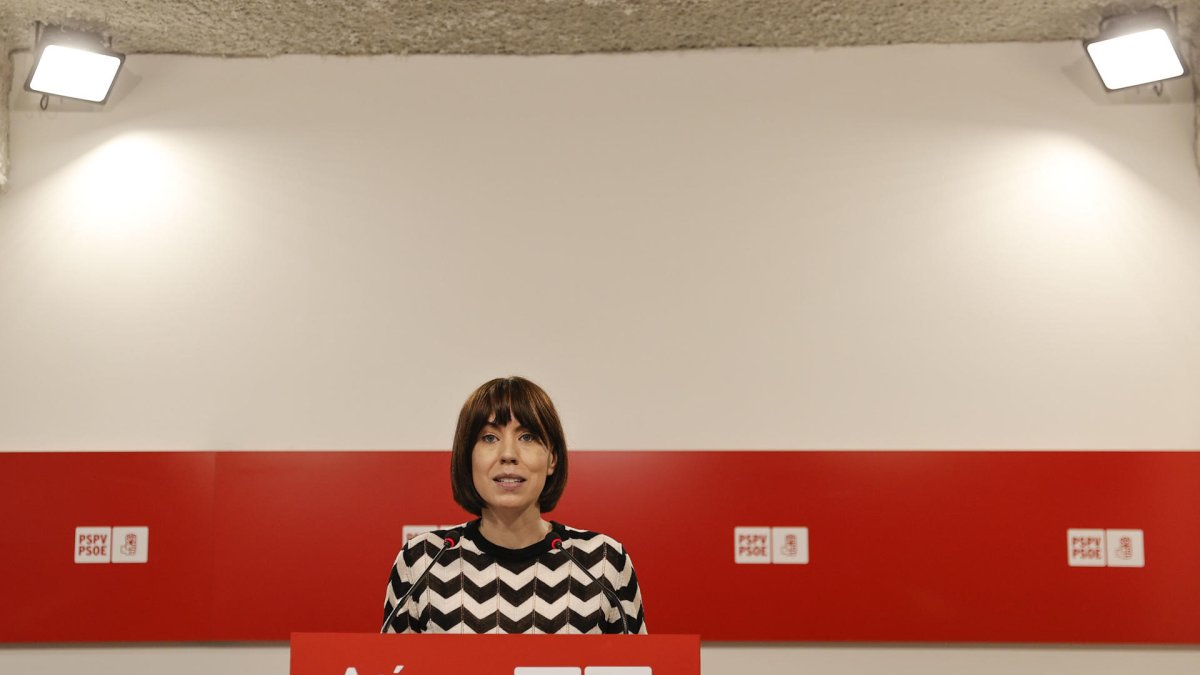 La secretaria general del PSPV-PSOE, la ministra Diana Morant, atiende a los medios de comunicación para valorar la situación política de la Comunitat Valenciana tras la comparecencia parlamentaria del viernes del president de la Generalitat, Carlos Mazón, para tratar sobre la gestión de la dana del 29 de octubre. EFE/Manuel Bruque