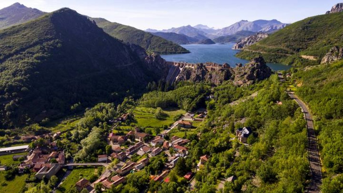 Los Barrios de Luna y el embalse a vista de dron.